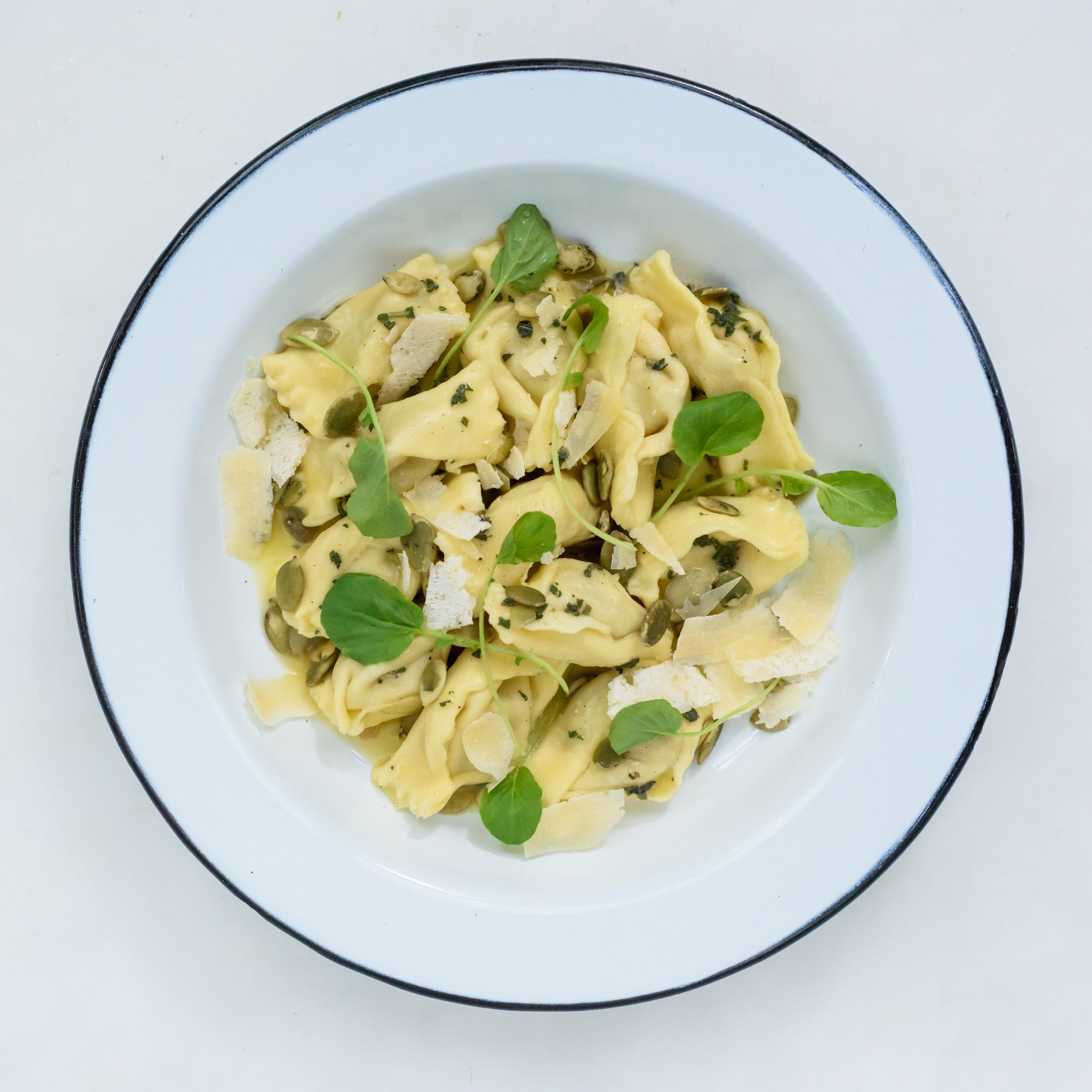 ecom_ravioliplindezucca_manteigadesalvia_sementedeabobora_parmesao_agriaozinho_MesaIII_LucasTerribili-17